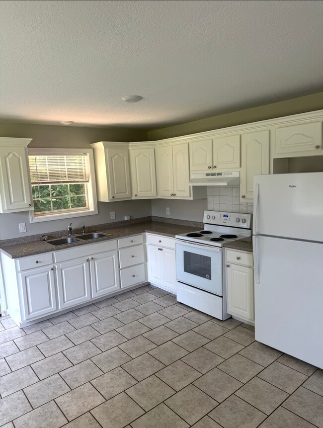 Photo - 126 Courtyard Ln