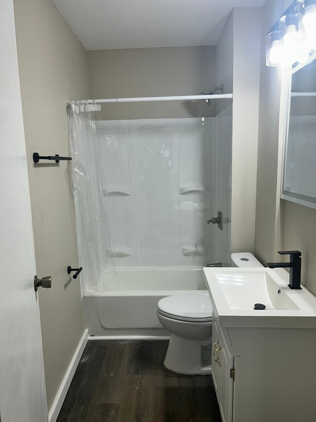 Photo - 2083 Broad St