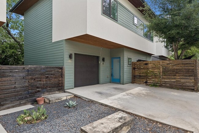 Photo - 2101 Montopolis Dr