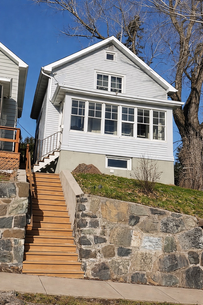 Building Photo - AVAILABLE March - 2 Bed, 1 Bath on Skyline!