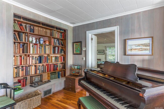 Photo - 930 W Cove Rd