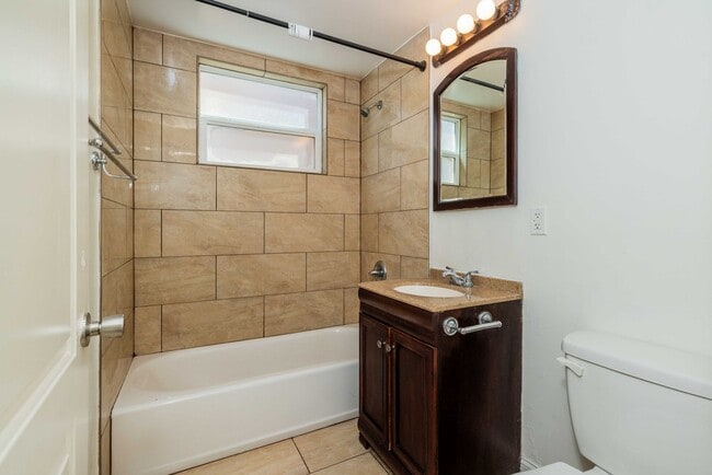 Photo - UPDATED, Spacious 1BR! DECK! STAINLESS APPLIANCES! HARDWOOD! Unidad 736