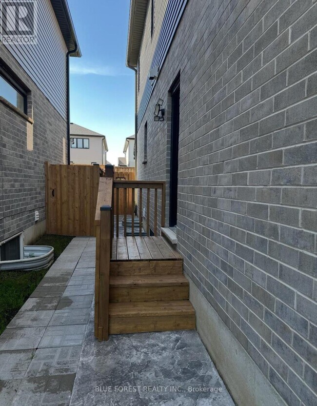 Photo - 1458 Wright Cres