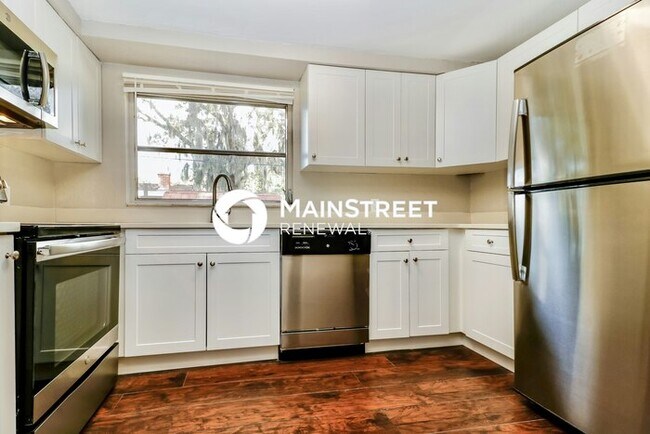 Photo - 3 Bedroom Pet-Friendly Home in New Port Richey, FL with Main Street Renewal