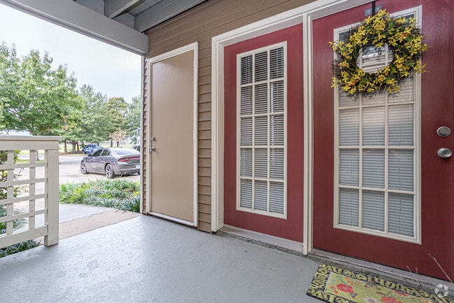 1 BR, 1 BA - 700 SF