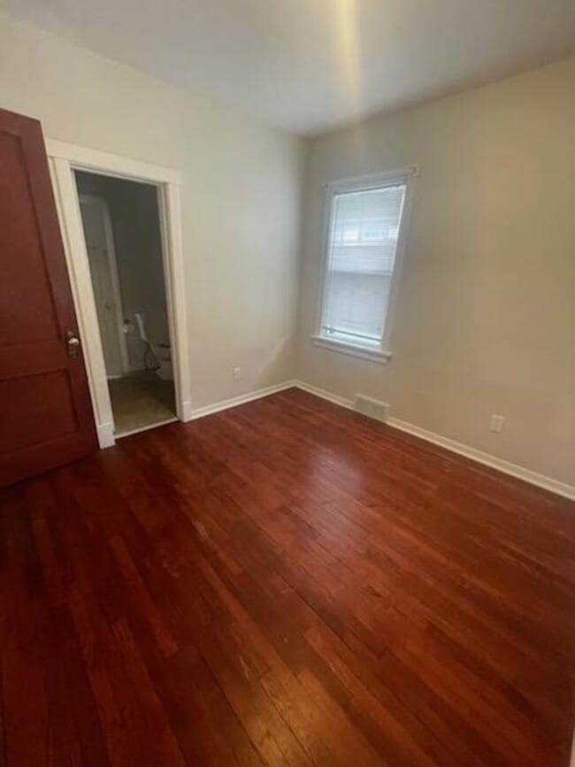Photo - Spacious 3 bed/1.5 Bedroom House Close to ...