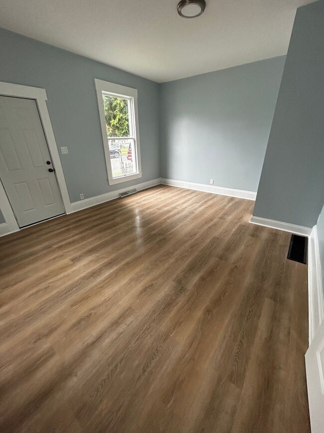 Photo - CUTE 2 BEDROOM HOUSE WITH LARGE BACKYARD IN HAMILTON!