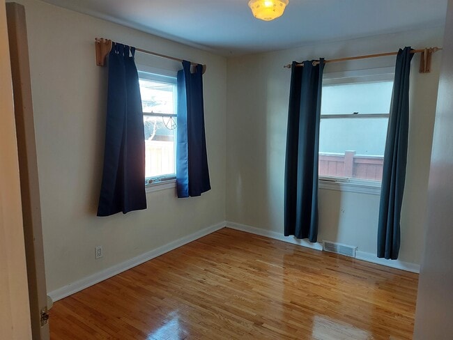 Photo - 2219 Bowness Rd NW Unité Main Floor Suite
