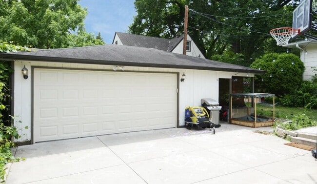 Photo - 145 W Diamond Lake Rd