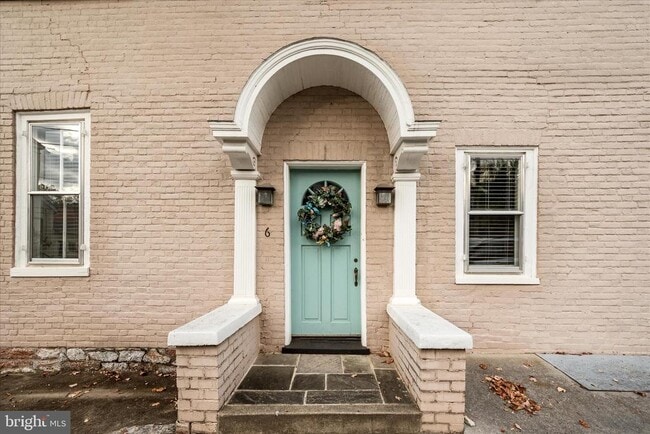 Building Photo - 320 S Loudoun St Unit 2 - BACK ENTRANCE