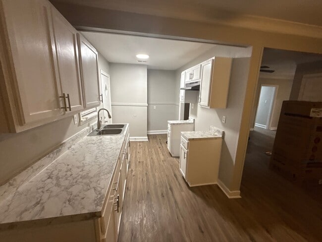 Kitchen - 1131 N Watkins St