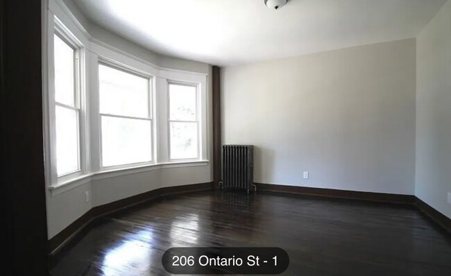 Photo - 206 Ontario St