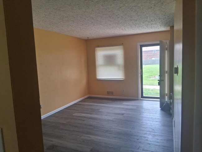 Photo - 1752 Pine Tree St S Unidad H
