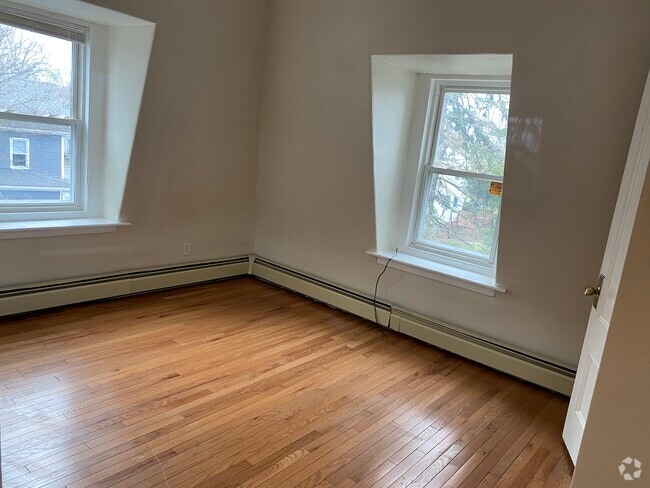Building Photo - 8 Eastern Ave Unit Thirdfloor Rental