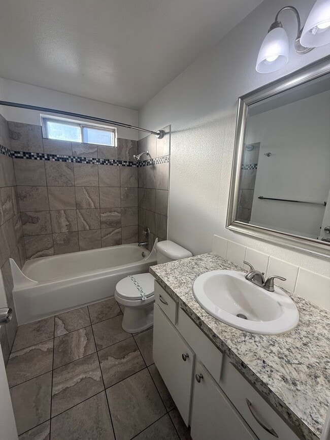 Photo - Cute Two Bedroom With Detached Garage Unidad 2815 D