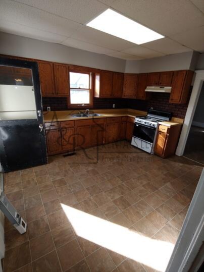 Photo - 304 E 7th St