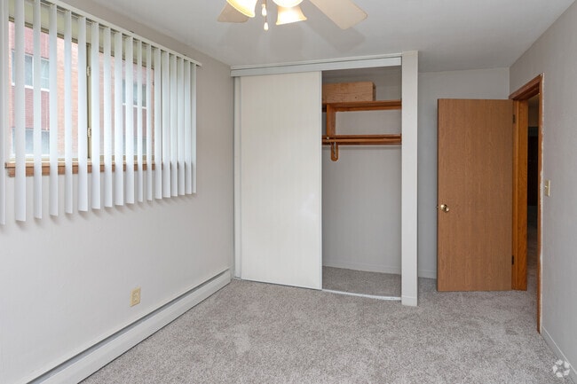 2BR, 1BA - 750SF - Como Lake Estates