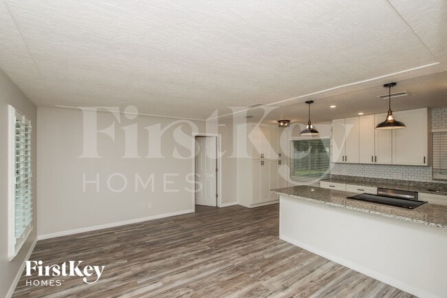 Photo - 525 Sacre Coeur Dr