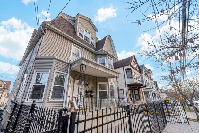 Building Photo - 467-469 Summer Avenue Unit 2