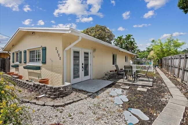 Building Photo - 1715 SW 21st St Unit 1 Rental