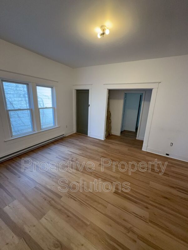 Building Photo - 1028 N Webster Ave Unit 1st Floor Rental