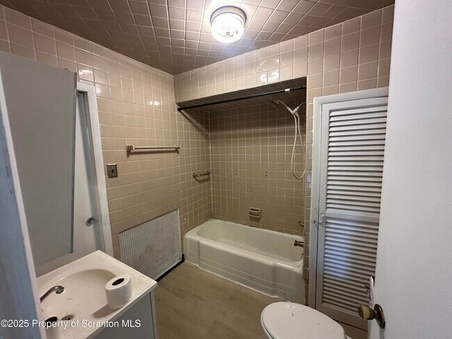 Photo - 921 Wood St