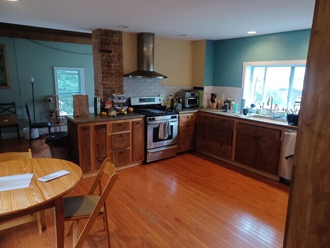 Building Photo - 16 Edwin St Unit 2 Rental
