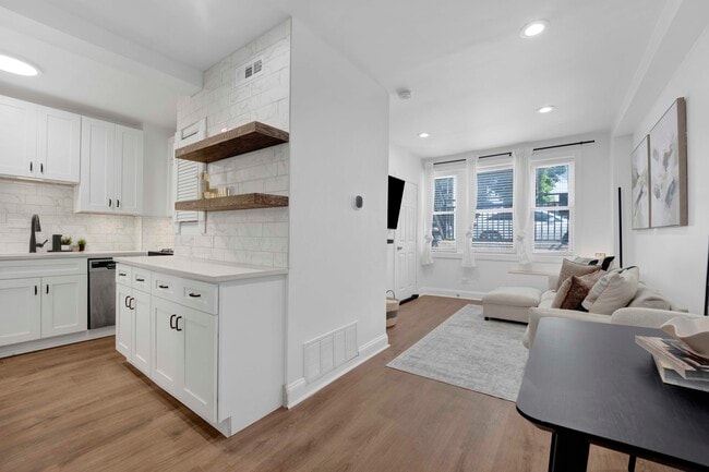 Photo - 1851 W Dickens Ave Unit 1F