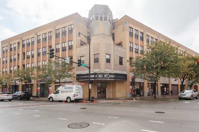 Building Photo - 1645 W School St Unit 222