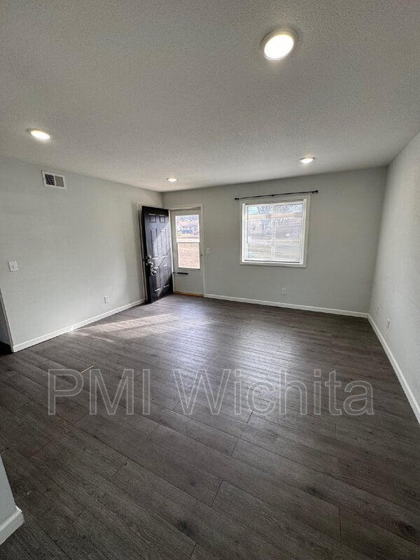 Photo - 422 W Mahoney Dr