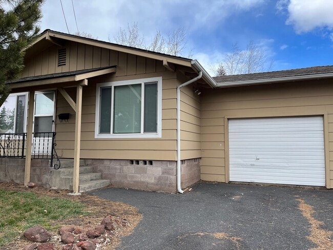 Building Photo - 2 Bedroom, 1 Bathroom Duplex - Located nea... Rental