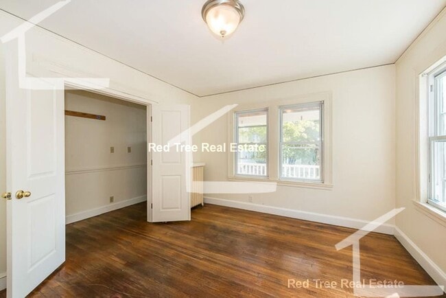 Photo - 9/1 Spacious Oak Square 4BR/2BA w/free laundry, parking, deck!