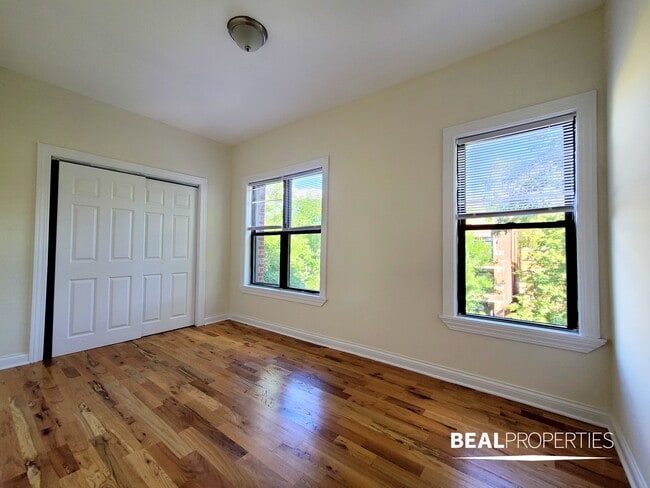 Building Photo - 831 W Waveland Ave Unit 3 bed Rental