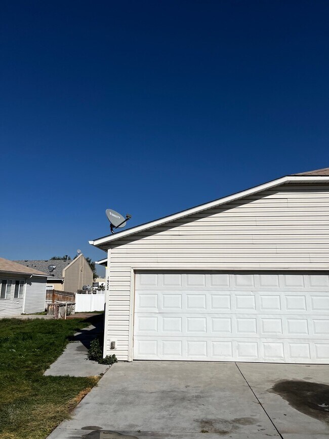 Updated 3bed 2 bath Duplex Unit Close to F... - Updated 3bed 2 bath Duplex Unit Close to F...