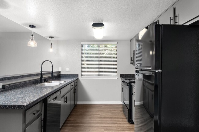 Photo - Redwood Cove Apartments