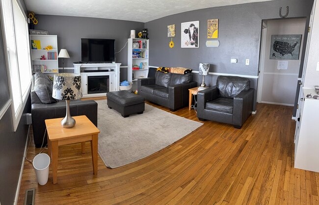 Building Photo - 707 E 15th St Rental