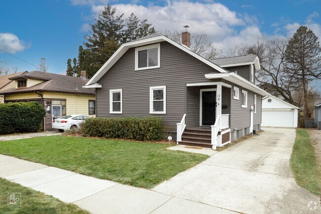 Building Photo - Three Bedroom with Detached Garage Rental