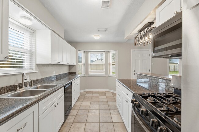 Photo - 3214 White Sail