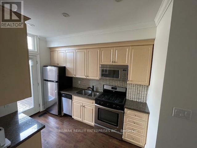 Photo - 371 Woodbine Ave