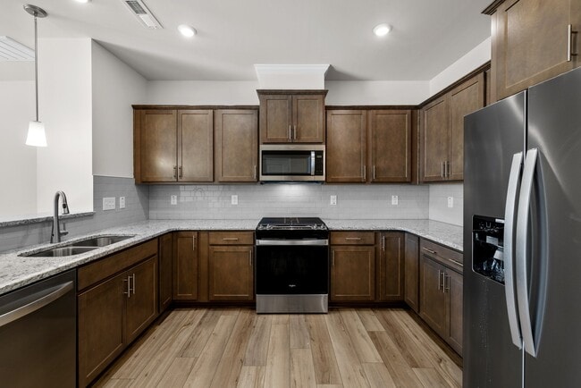 Photo - 5615 Edessa Ave