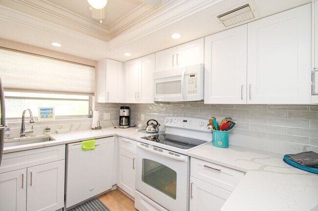 Building Photo - 1020 Palm View Dr