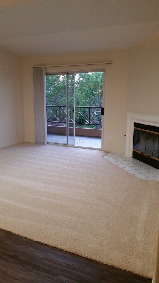 Sala de estar con chimenea de gas y patio. - 3215 Costa Alta Dr Unidad 86