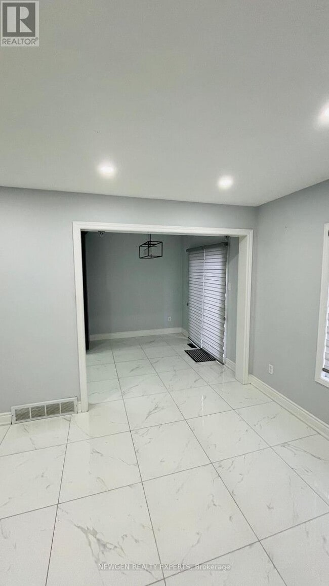 Photo - 803 Deveron Crescent