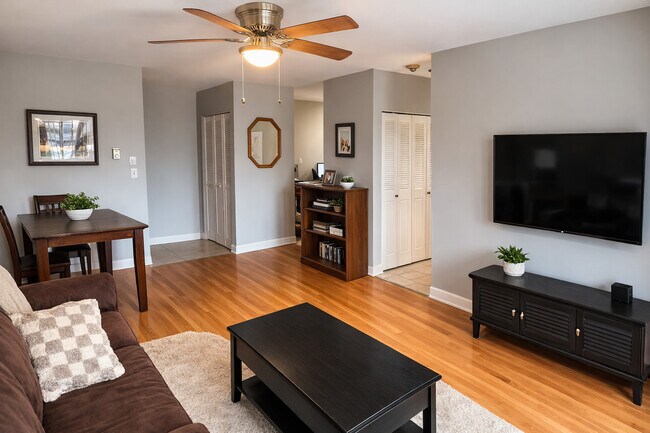 Photo - 5202 Washington St