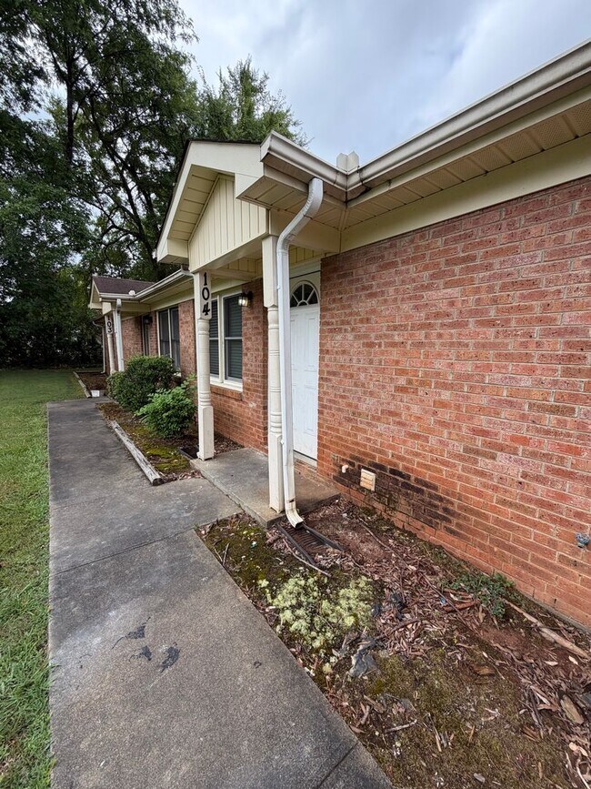 Building Photo - Newly Renovated Unit 104