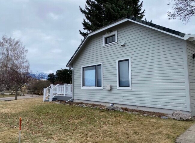 Photo - 1613 Hillcrest Dr