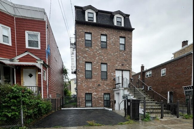 Building Photo - 585 Bramhall Ave Unit 3