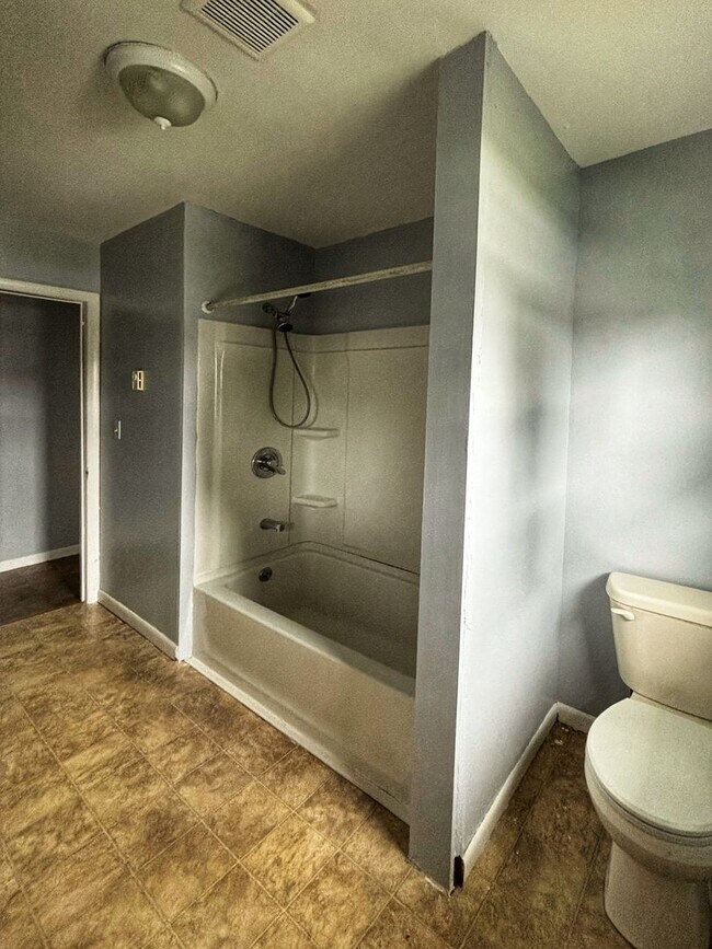 Photo - 2 Bedroom 1 bathroom with Downtown Conveni...