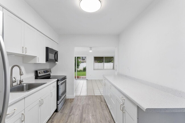 Photo - 430 NE 49th St