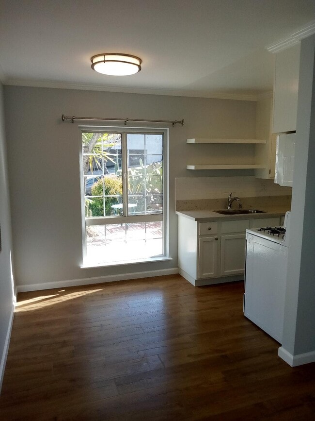 Building Photo - 1357 Edgecliffe Dr Unit #1